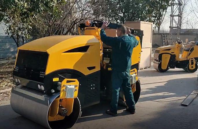 奔马小型压路机出口发货中