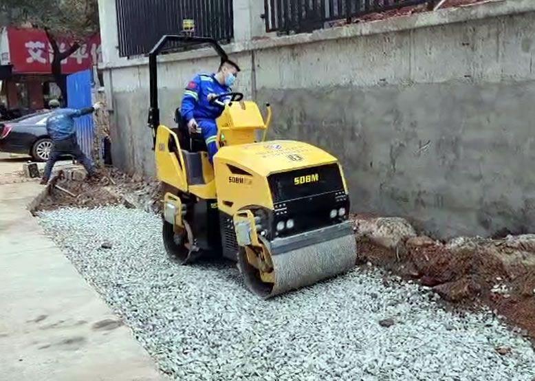 在道路施工中小型压路机扮演着怎样的角色