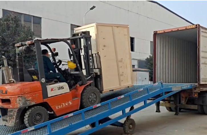 新澳资料1688工程机械30台9米移动照明车出口发货