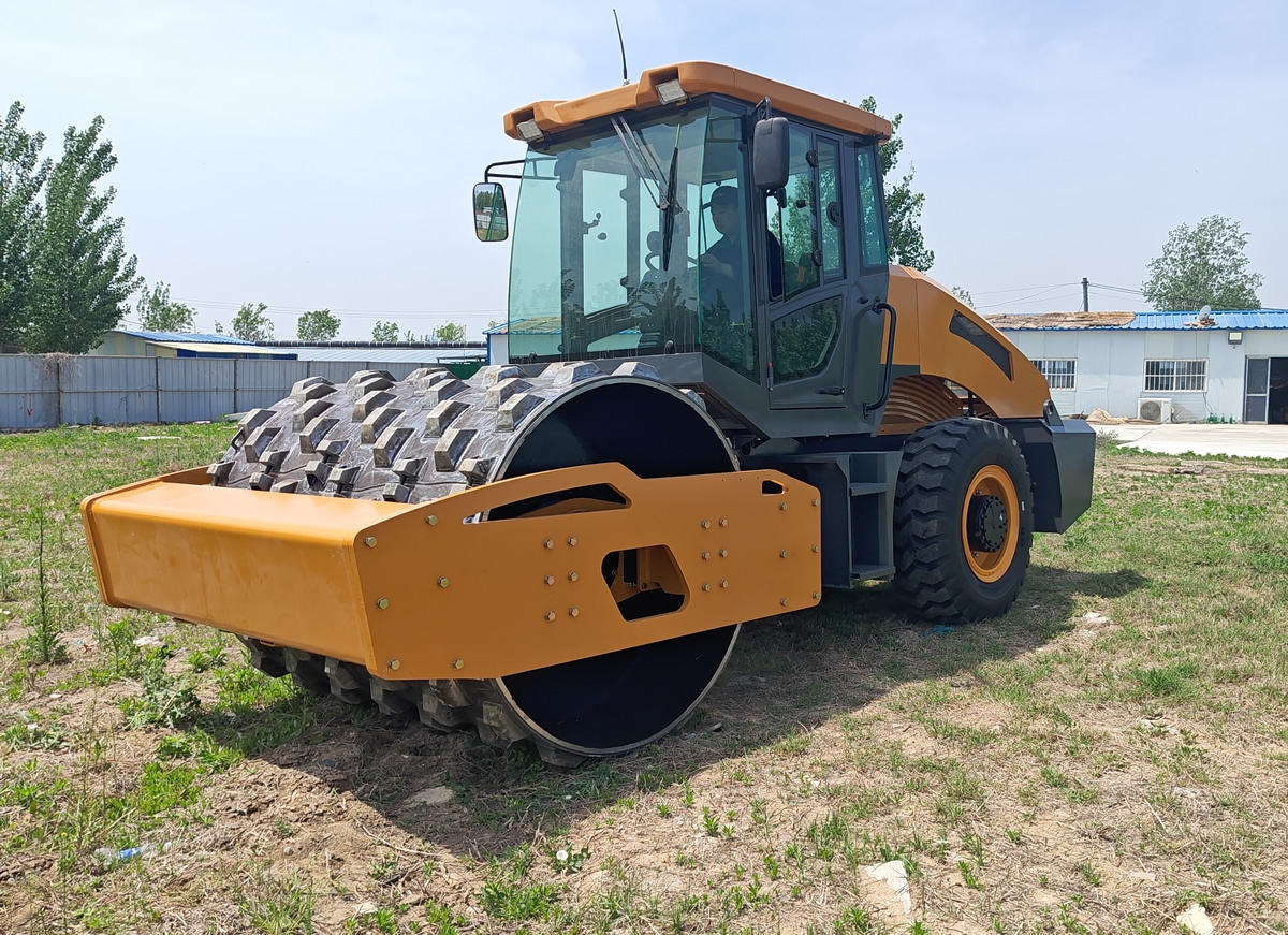 新款12吨前钢后轮胎座驾压路机BM12S