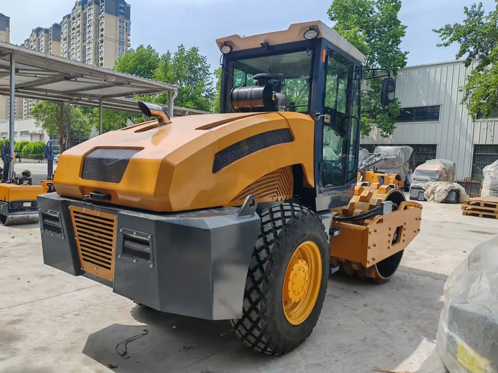 新款8吨座驾式单钢轮压路机BM8000