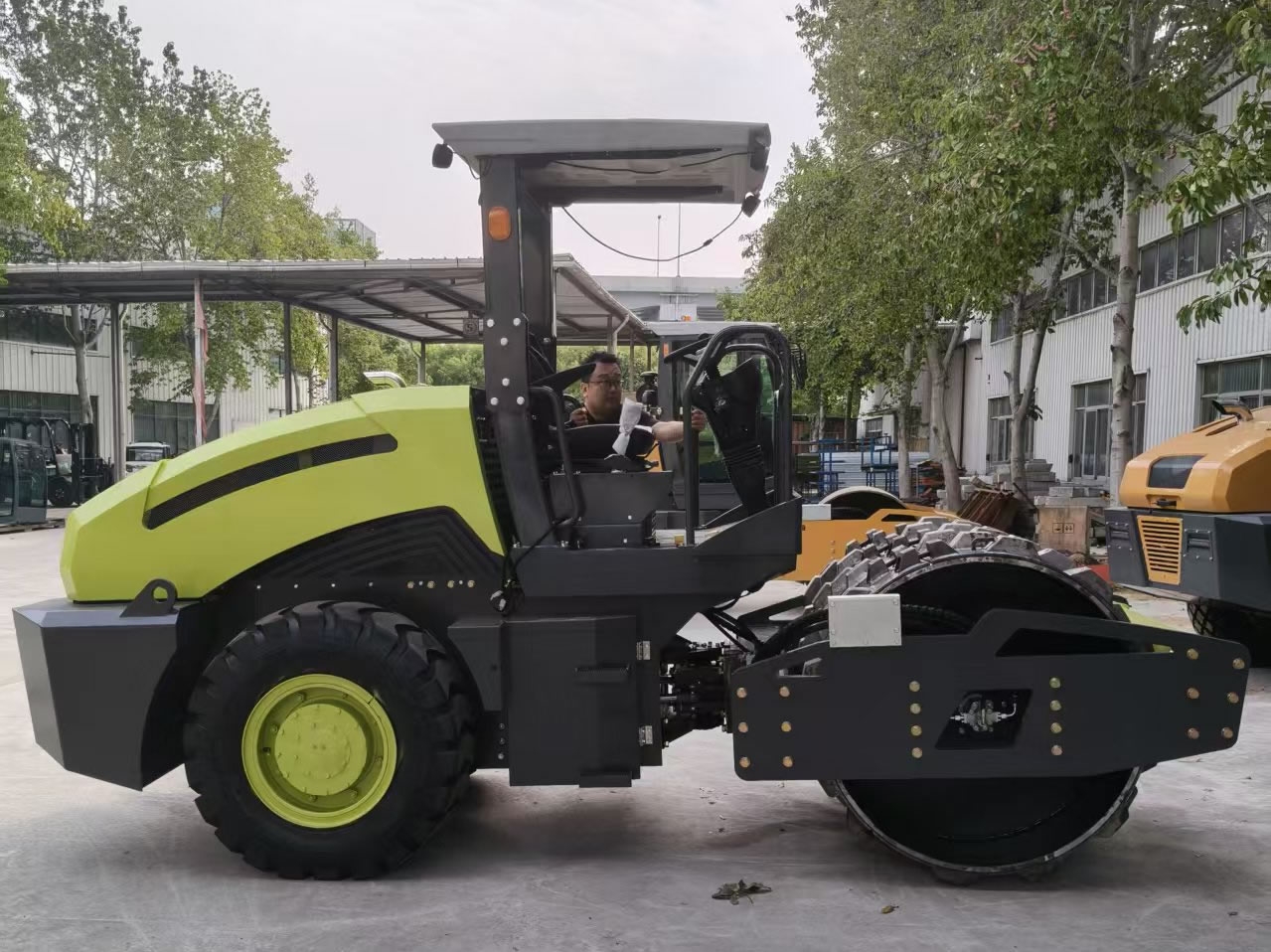 新款6吨座驾式前钢轮后轮胎羊角碾压路机BM6000S