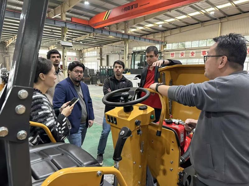 国外客户来厂参观小型压路机