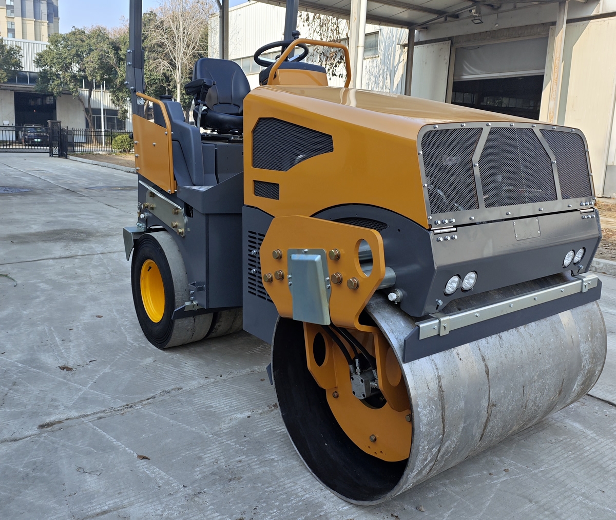 奔马5吨小型座驾前钢轮后胶轮压路机BM5000D